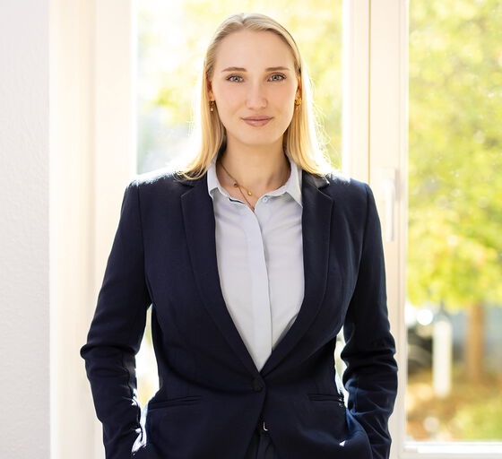 Rechtsanwältin Luise Pietsch in der Rechtsanwaltskanzlei Lucke & Pietsch vor dem Fenster stehend in der Großansicht