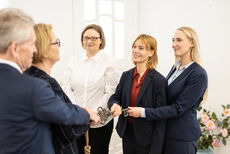 Symbolische Schlüsselübergabe der Rechtsanwaltskanzlei in junge Hände